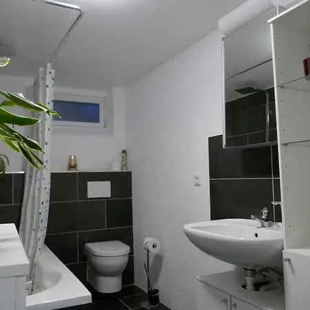 Grosses, Helles 3-zimmer Souterrain Lägenhet *